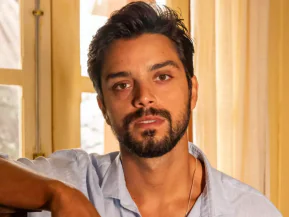 Rodrigo Simas voltará a atuar em novelas após cinco anos