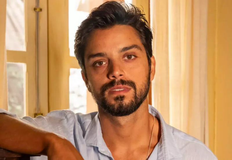 Rodrigo Simas voltará a atuar em novelas após cinco anos