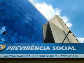 Lei sancionada por Lula veta descontos associativos em benefícios do INSS