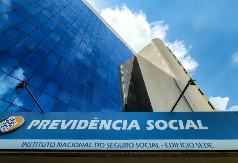 Lei sancionada por Lula veta descontos associativos em benefícios do INSS