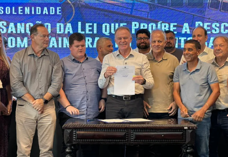 Casagrande sanciona lei que organiza a pesca e protege a atividade artesanal no ES