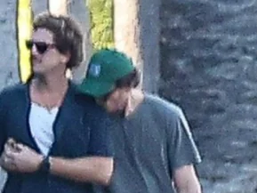 Registros em Nova York alimentam especulações de romance entre Pedro Pascal e Rafael Olarra