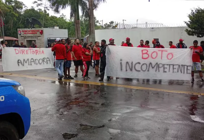 Vice para o Lanús gera cobrança de torcedores no CT do Flamengo
