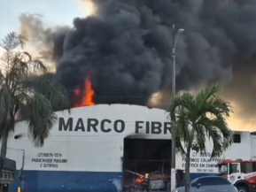 Incêndio em oficina às margens da BR-101 mobiliza Bombeiros e interdita trecho em Linhares