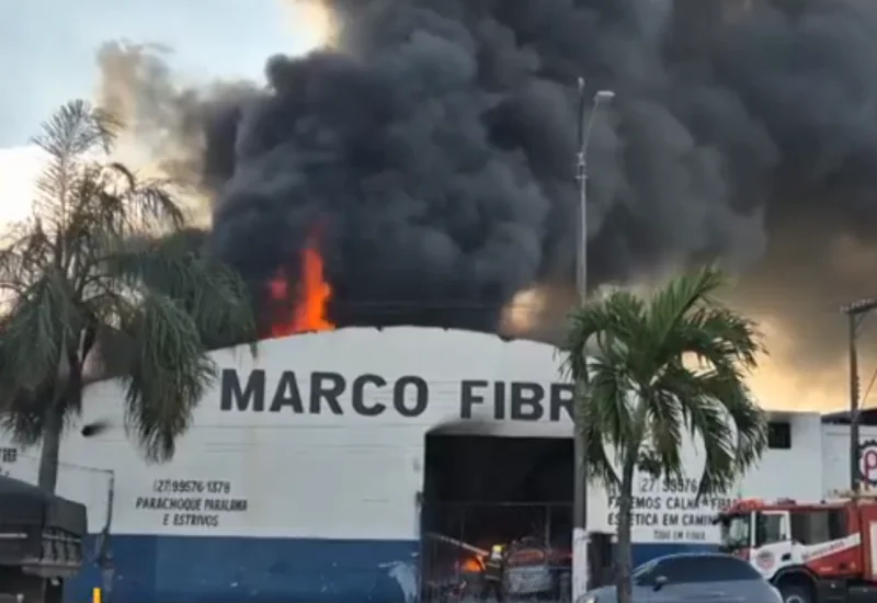 Incêndio em oficina às margens da BR-101 mobiliza Bombeiros e interdita trecho em Linhares