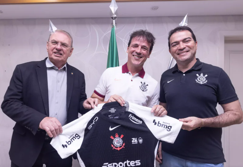 Fernando Diniz é anunciado como técnico do Corinthians
