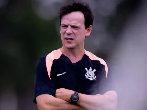 Torcida do Corinthians reage à estreia de Fernando Diniz
