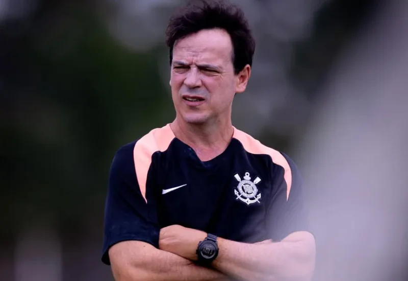 Torcida do Corinthians reage à estreia de Fernando Diniz