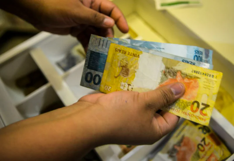 Governo propõe salário mínimo de R$ 1.717 para 2027