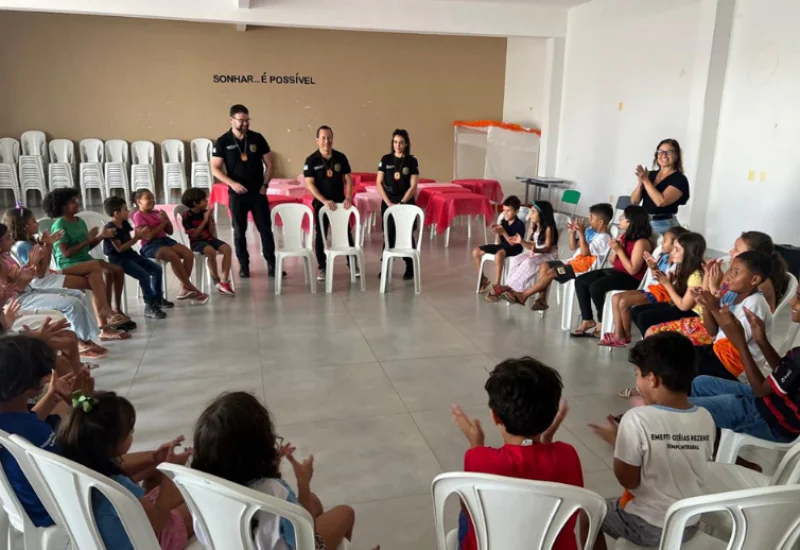 Alunos conhecem rotina da carreira policial em ação da Polícia Civil em Barra de São Francisco