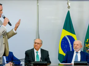 Lula assina MP e zera “taxa das blusinhas”