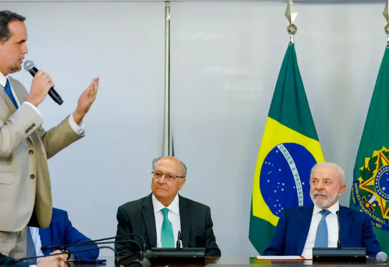 Lula assina MP e zera “taxa das blusinhas”