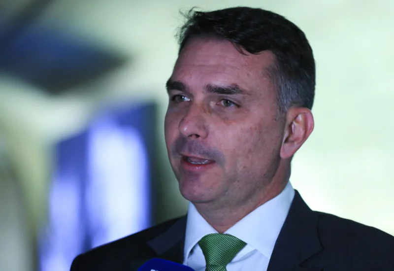 Deputados pedem investigação sobre relação entre Vorcaro e Flávio