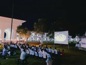 Sesc São Mateus recebe cinema móvel alimentado por energia solar