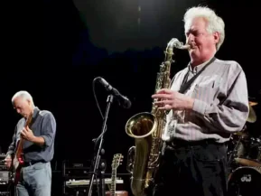 Morre Dick Parry, saxofonista do Pink Floyd, aos 77 anos
