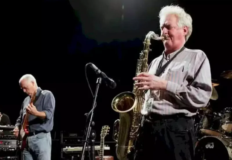 Morre Dick Parry, saxofonista do Pink Floyd, aos 77 anos