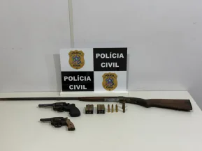 Homem é preso com armas durante operação contra violência doméstica em Linhares
