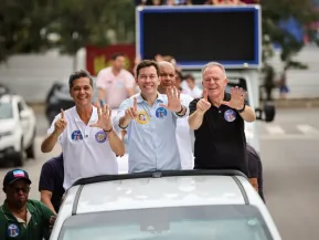 Casagrande faz caminhada de campanha ao Senado em Vila Velha