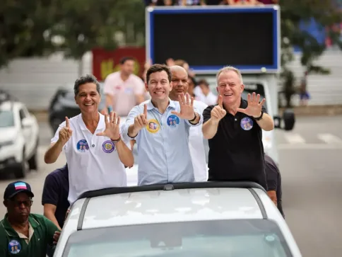 Casagrande faz caminhada de campanha ao Senado em Vila Velha