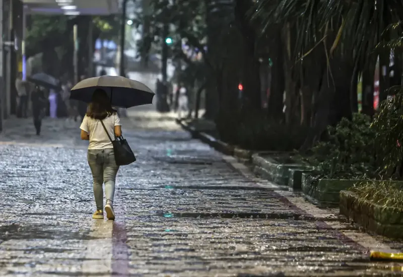 Alerta meteorológico: ciclone e frente fria avançam pelo país e acendem sinal de alerta no litoral capixaba