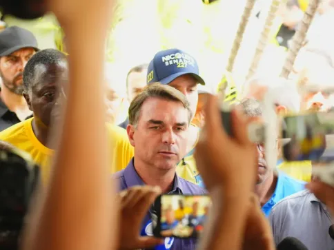 Deputada argentina denuncia entrada de Flávio Bolsonaro no país