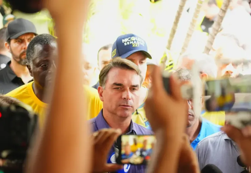 Deputada argentina denuncia entrada de Flávio Bolsonaro no país