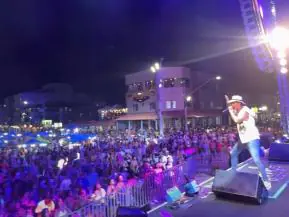 Na reta final e com público recorde, carnaval de Guriri tem programação alterada nessa terça