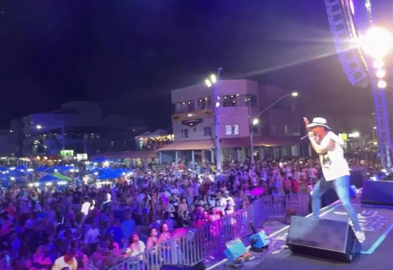 Na reta final e com público recorde, carnaval de Guriri tem programação alterada nessa terça