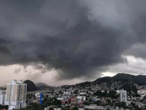 Domingo de chuva no ES com alerta de tempestade e queda nos termômetros