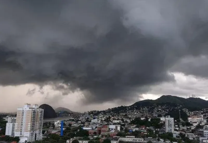 Domingo de chuva no ES com alerta de tempestade e queda nos termômetros