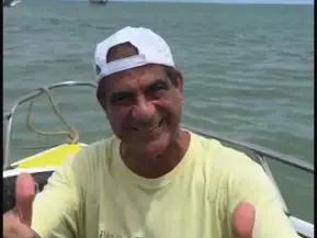 Mídia Espontânea: Durval Lelys usa em vídeo, camiseta que promove Guriri.