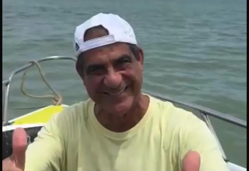 Mídia Espontânea: Durval Lelys usa em vídeo, camiseta que promove Guriri.