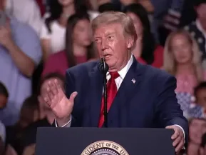 Em comício, Trump é interrompido por protestos e tenta esclarecer polêmica