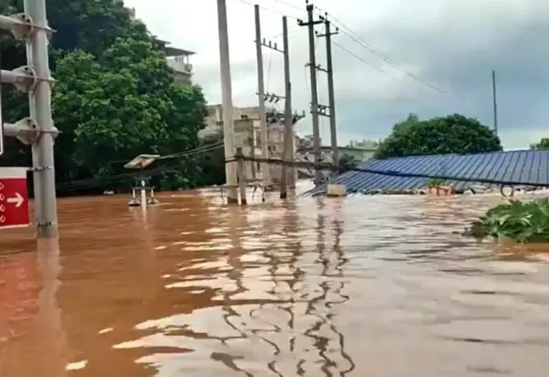 Enchentes na China: tufão Narra deixa casas submersas e 54 mil desalojados