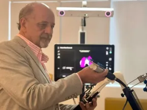 ES realiza 1ª cirurgia robótica de joelho em pacientes 80+