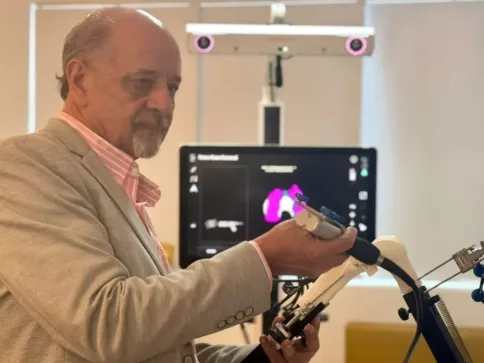 ES realiza 1ª cirurgia robótica de joelho em pacientes 80+