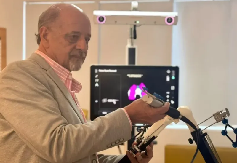 ES realiza 1ª cirurgia robótica de joelho em pacientes 80+