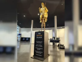 Estátua de Trump nu e coberto de ouro é exibida no Parlamento Europeu