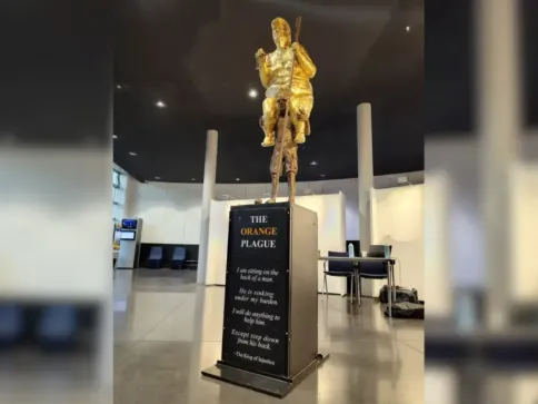 Estátua de Trump nu e coberto de ouro é exibida no Parlamento Europeu