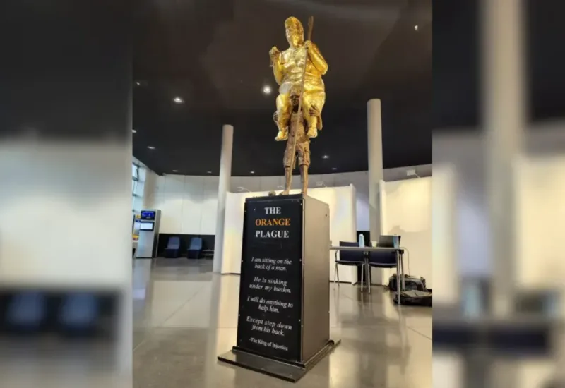 Estátua de Trump nu e coberto de ouro é exibida no Parlamento Europeu
