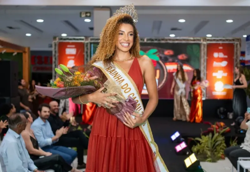 Ester Rocha faz história ao conquistar título de Rainha do Cacau em Linhares