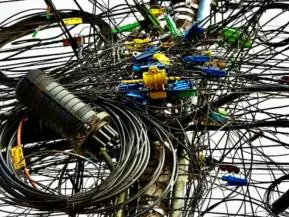 Operação para retirada de fiação inutilizada remove uma tonelada de materiais em Colatina