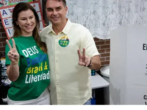 Flávio Bolsonaro diz confiar em 'voto de revolta' no primeiro turno