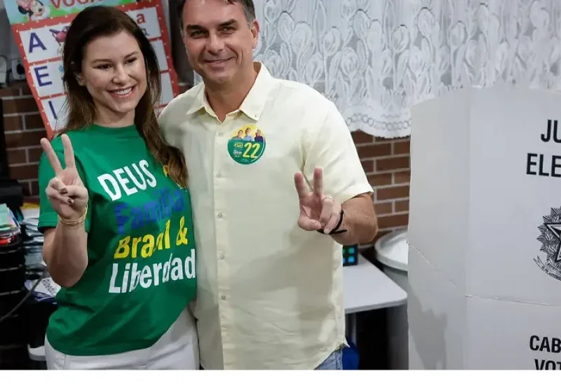 Flávio Bolsonaro diz confiar em 'voto de revolta' no primeiro turno