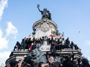 França impõe toques de recolher após onda de protestos com violência