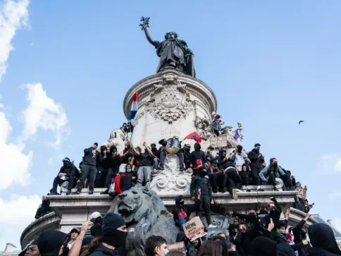 França impõe toques de recolher após onda de protestos com violência