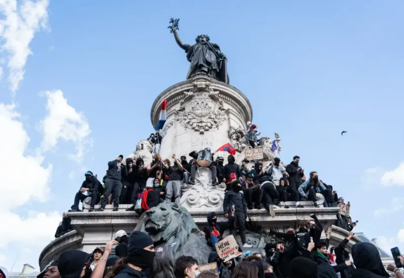 França impõe toques de recolher após onda de protestos com violência
