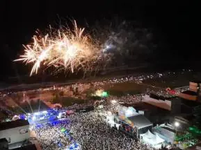Réveillon 2026 em Guriri atrai multidão com show de Tatau, boa estrutura e segurança