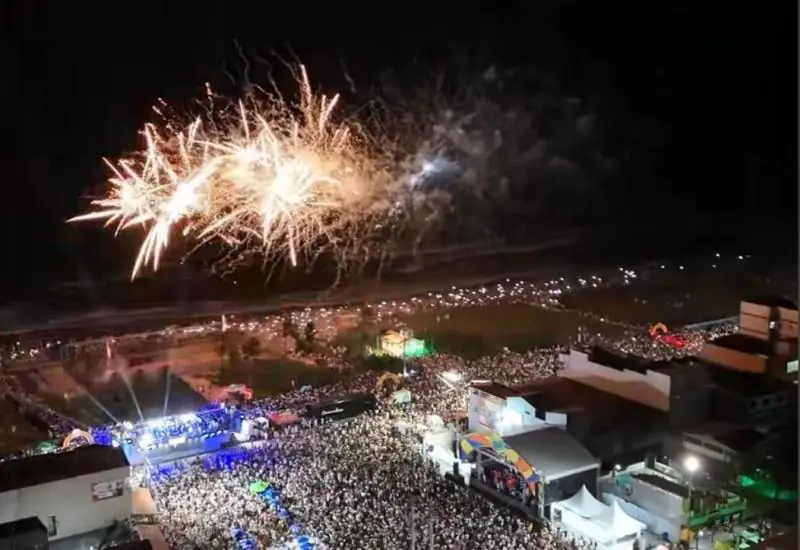 Réveillon 2026 em Guriri atrai multidão com show de Tatau, boa estrutura e segurança