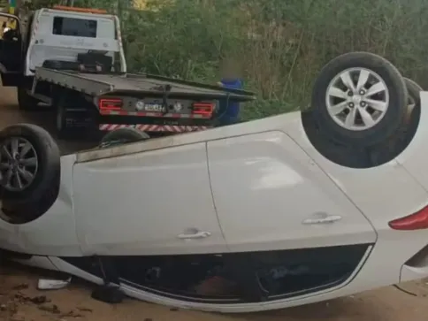 Homem agride namorada, foge da PM, dá 'cavalo de pau' e capota carro da irmã em Linhares